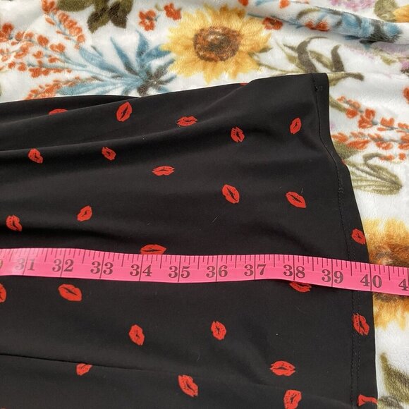 Torrid Size 00  Black Lipstick Kiss Skater Dress  V-neck EUC! - Picture 10 of 11